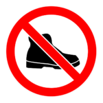 Pictogramme d'interdiction pour les chaussures en lien avec les règlements de sécurité pour jeu gonflable.